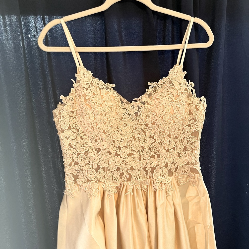 Floor length bride maids dresses. Never worn.